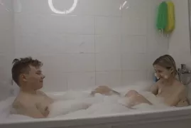 Порно видео играть с игрушками в ванной