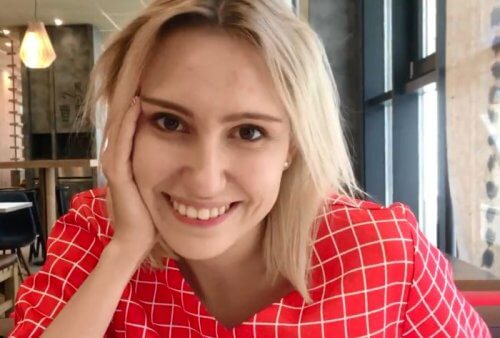 Русская девушка в туалете кафе подставляет свою щель для секса от первого лица