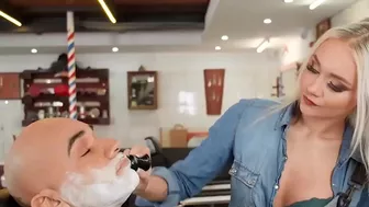 Молодой парень трахает русскую женщину в парикмахерской