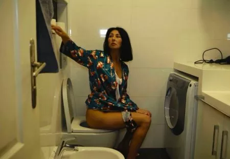 Секс в туалете с русскими девушками [новые видео]