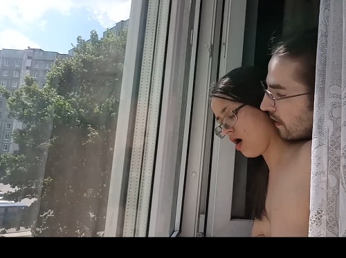 Порно в окне (41 фото)